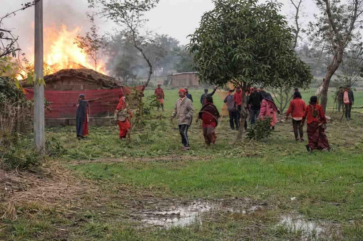 लौरिया में भूमि विवाद के दौरान हिंसा, दंडाधिकारी और पुलिस पर हमला, 14 गिरफ्तार