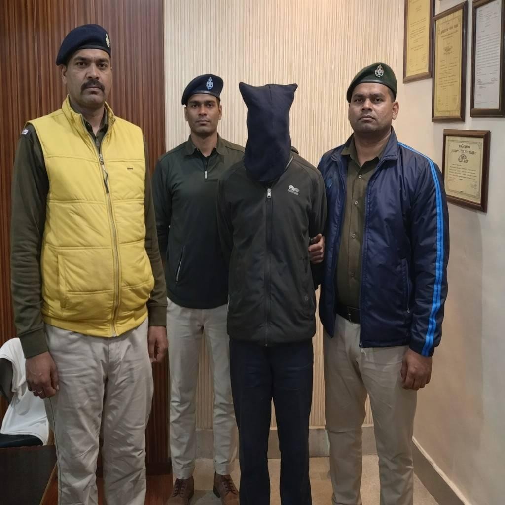 बेतिया मुफ्फसिल में अवैध हथियार के साथ पति गिरफ्तार, पत्नी से मारपीट पर पुलिस की त्वरित कार्रवाई