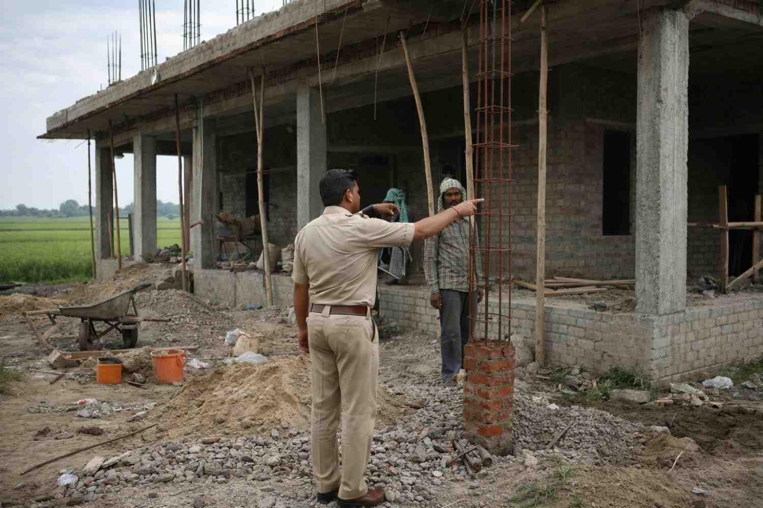 कुकुरा पंचायत में निर्माणाधीन पंचायत सरकार भवन में भारी अनियमितता, बीपीआरओ की सख्त कार्रवाई