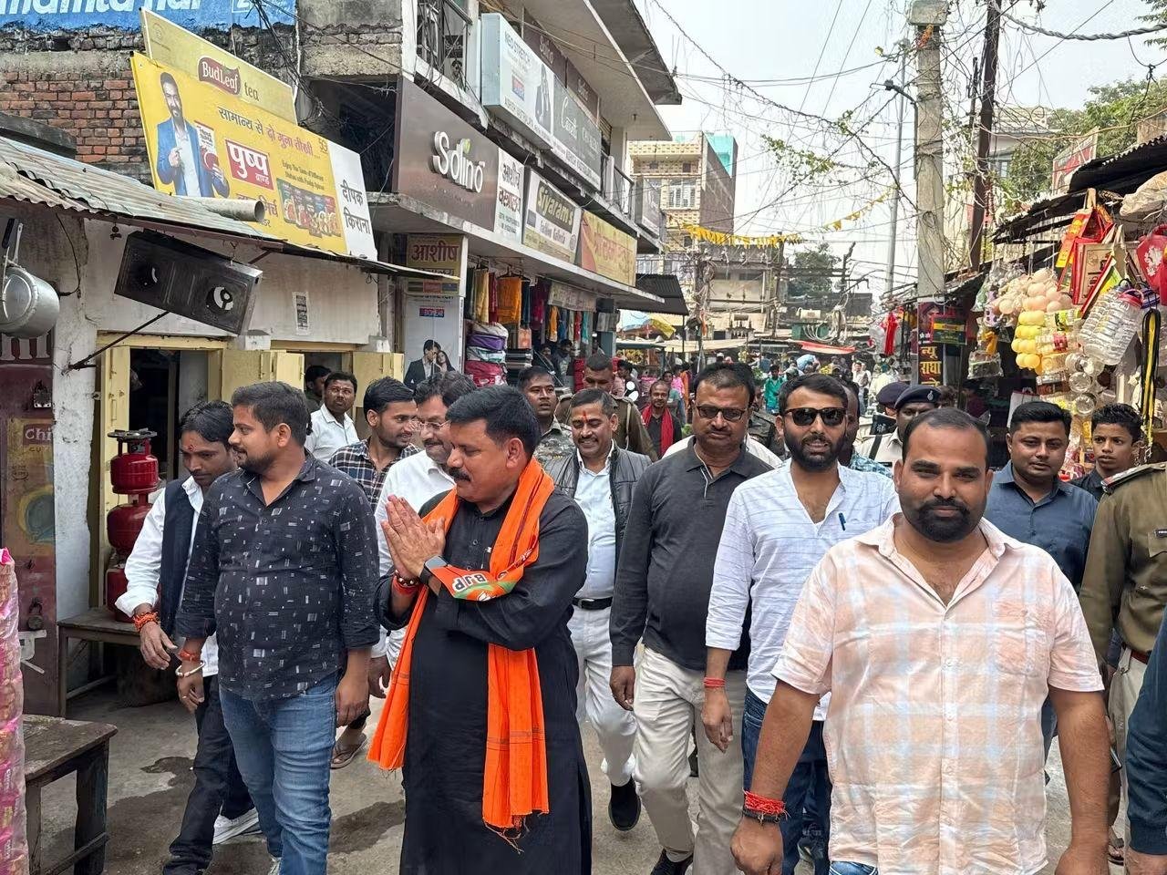 नरकटियागंज में NDA की जीत पर खुशी की लहर, सोनारपट्टी में मंत्री सतीश चंद्र दुबे को लड्डू से तौला गया