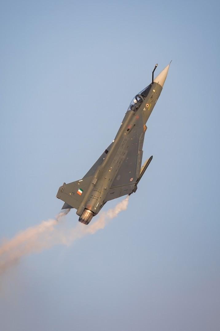 दुबई एयर-शो में भारतीय HAL Tejas फाइटर विमान क्रैश — पायलट की स्थिति अज्ञात